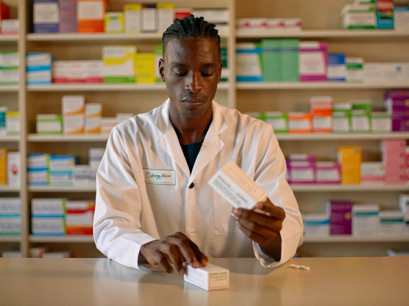 Pharmacien utilisant une tablette au comptoir de sa pharmacie