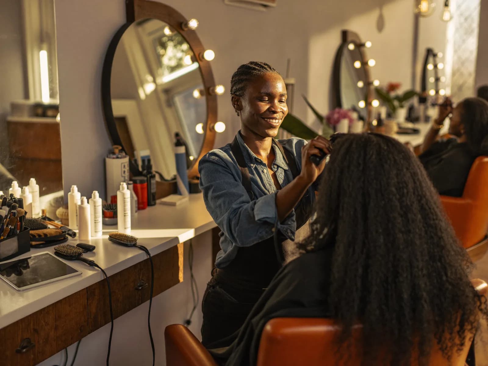 Coiffeuse avec sa cliente dans un salon de beauté